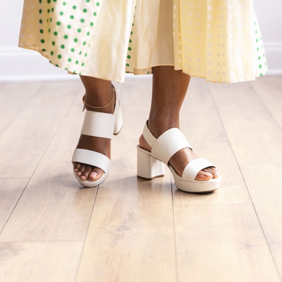 Aerosoles Comfortable Women's Platform Sandal in White Crackled Leather- 8.5 - Picture 3 of 6